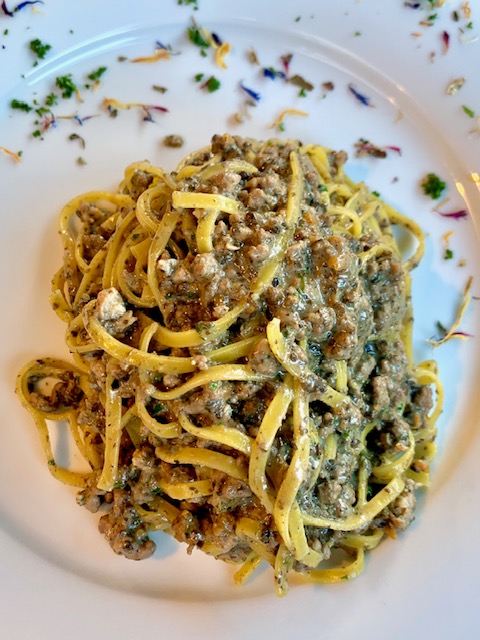 Spaghetti with white meat sauce and black truffles